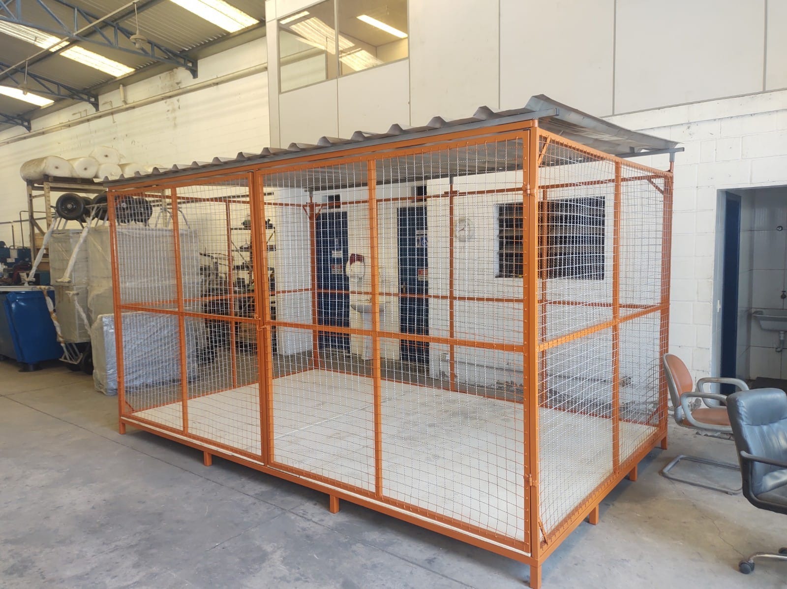 Casinha Reciclável para Lixo Tóxico - 1