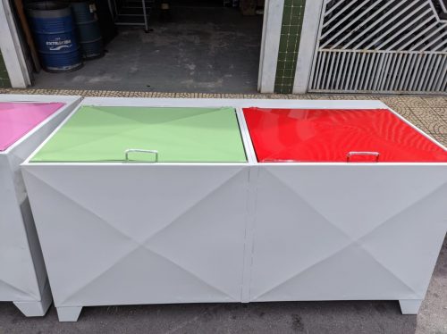 Leia mais sobre o artigo LIXEIRA NO MODELO MEDINDO 2,00 M X 0,90 CM X 0,90 CM 2 TAMPAS